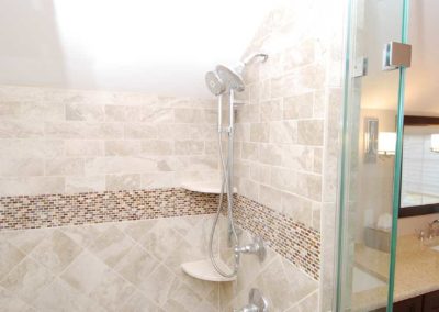 Frameless shower with stone-look tile